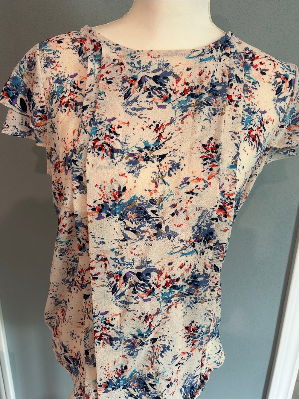 The Limited off-whiteFloral Print Short Sleeve Blouse w/Blue Accents Size Medium